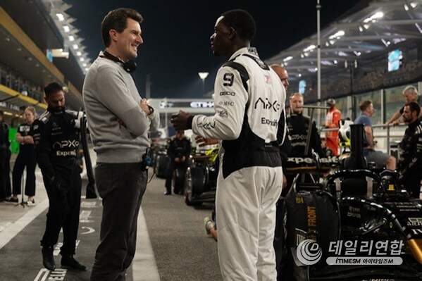 Director Joe Kosinski and star Damson Idris on the set of Apple Original Films’ “F1” at the Yas marina Circuit, home of the Abu Dhabi Grand Prix Director Joe Kosinski and star Damson Idris on the set of Apple Original Films’ “F1” at the Yas marina Circuit, home of the Abu Dhabi Grand Prix
