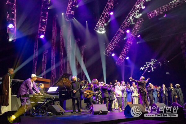 Musical Director John Beasley conducting the 2025 International Jazz Day All-Star Global Concert hosted by Jeremy Irons at Etihad Arena on April 30th in Abu Dhabi, UAE with (from L to R) Danilo Pérez, Herbie Hancock, Hélène Mercier, Rhani Krija, Naseer Shamma, Dianne Reeves, Janis Siegel, Ruthie Foster, Linda May Han Oh, Marcus Miller, Tomoaki Baba, Dee Dee Bridgewater, Kurt Elling, Varijashree Venugopal, José James, John McLaughlin, Nils Landgren, Arturo Sandoval and other all-star artists. Musical Director John Beasley conducting the 2025 International Jazz Day All-Star Global Concert hosted by Jeremy Irons at Etihad Arena on April 30th in Abu Dhabi, UAE with (from L to R) Danilo Pérez, Herbie Hancock, Hélène Mercier, Rhani Krija, Naseer Shamma, Dianne Reeves, Janis Siegel, Ruthie Foster, Linda May Han Oh, Marcus Miller, Tomoaki Baba, Dee Dee Bridgewater, Kurt Elling, Varijashree Venugopal, José James, John McLaughlin, Nils Landgren, Arturo Sandoval and other all-star artists.