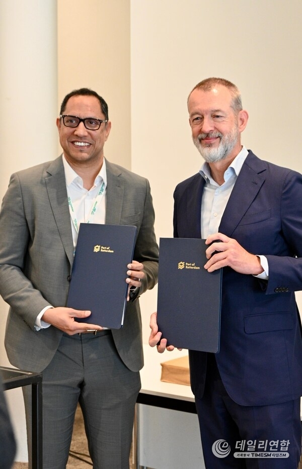 Gautam Reddy, CEO, AM Green Ammonia with Boudewijn Siemons, CEO, Port of Rotterdam during the MoU signing Gautam Reddy, CEO, AM Green Ammonia with Boudewijn Siemons, CEO, Port of Rotterdam during the MoU signing