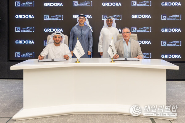 H.E. Jassem Mohamed Bu Ataba Al Zaabi, Chairman of Gridora; H.E. Mohamed Ali Al Shorafa, Chairman of the Department of Municipalities and Transport; H.E. Eng. Maysarah Mahmoud Eid, Director General of ADPIC; and Bill O’Regan, Group CEO of Modon Holding, at the Gridora x ADPIC MoU signing. H.E. Jassem Mohamed Bu Ataba Al Zaabi, Chairman of Gridora; H.E. Mohamed Ali Al Shorafa, Chairman of the Department of Municipalities and Transport; H.E. Eng. Maysarah Mahmoud Eid, Director General of ADPIC; and Bill O’Regan, Group CEO of Modon Holding, at the Gridora x ADPIC MoU signing.