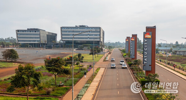 Entrance to Tatu City Special Economic Zone, Africa's leading new city, located just 30 minutes from Kenya’s capital, Nairobi. The location of Emirates Logistics’ new state-of-the-art facility. Entrance to Tatu City Special Economic Zone, Africa's leading new city, located just 30 minutes from Kenya’s capital, Nairobi. The location of Emirates Logistics’ new state-of-the-art facility.