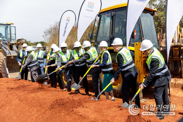 American, British, and Congolese officials, along with executives from PepsiCo (Varun Beverages), Congo Petrol, and Rendeavour, break ground at Kiswishi City Special Economic Zone in Lubumbashi, Democratic Republic of the Congo. The launch marks the start of construction on a USD 50 million Pepsi bottling plant, a fuel depot by Congo Petrol, and a One-Stop Shop for investor services. American, British, and Congolese officials, along with executives from PepsiCo (Varun Beverages), Congo Petrol, and Rendeavour, break ground at Kiswishi City Special Economic Zone in Lubumbashi, Democratic Republic of the Congo. The launch marks the start of construction on a USD 50 million Pepsi bottling plant, a fuel depot by Congo Petrol, and a One-Stop Shop for investor services.