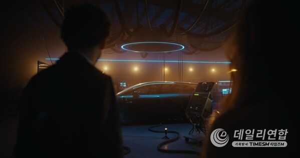 The Groom and his bride, portrayed by Timothée Chalamet and Larsen Thompson, respectively, stumble upon a Lucid Gravity at a remote government facility in Lucid’s latest creative campaign, “Driven.” The Groom and his bride, portrayed by Timothée Chalamet and Larsen Thompson, respectively, stumble upon a Lucid Gravity at a remote government facility in Lucid’s latest creative campaign, “Driven.”