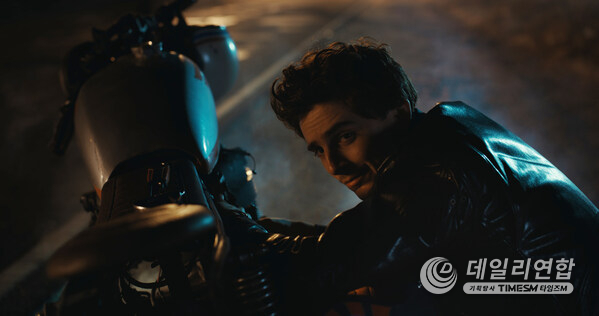 The Groom, portrayed by Timothée Chalamet, attempts to fix his motorcycle in Lucid’s latest creative campaign, “Driven.” The Groom, portrayed by Timothée Chalamet, attempts to fix his motorcycle in Lucid’s latest creative campaign, “Driven.”