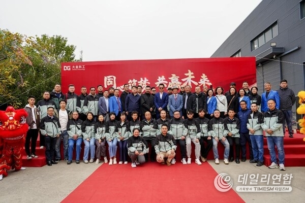 DAHON staff and distributors enjoyed this celebrated moment. DAHON staff and distributors enjoyed this celebrated moment.