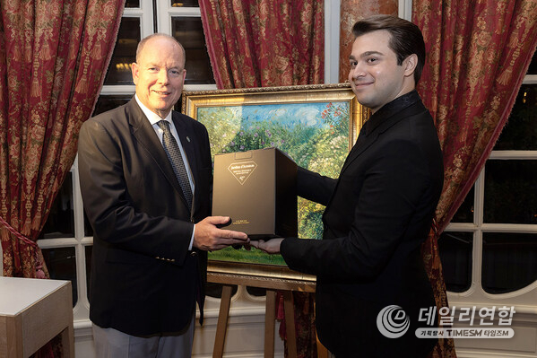 From left to right: H.S.H. Prince Albert II of Monaco and Armen Pogossian, Owner Cigaronne and Newline Brands Global LLC From left to right: H.S.H. Prince Albert II of Monaco and Armen Pogossian, Owner Cigaronne and Newline Brands Global LLC