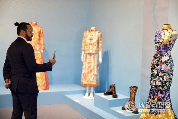 Visitors taking photos at the Chinese fashion section Visitors taking photos at the Chinese fashion section