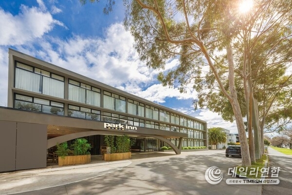 Park Inn by Radisson Melbourne Carlton exterior. Park Inn by Radisson Melbourne Carlton exterior.