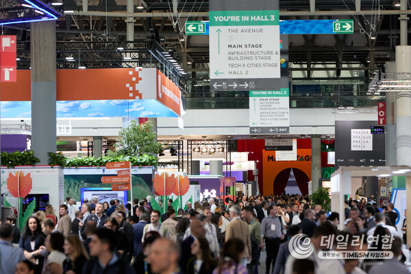 Attendees walk through the halls of Smart City Expo 2025 Attendees walk through the halls of Smart City Expo 2025