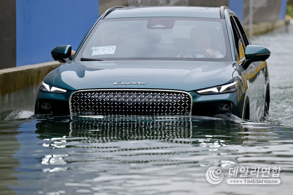 LEPAS L8 is engineered with a wading depth over 600 mm for secure passage through water-logged roads LEPAS L8 is engineered with a wading depth over 600 mm for secure passage through water-logged roads