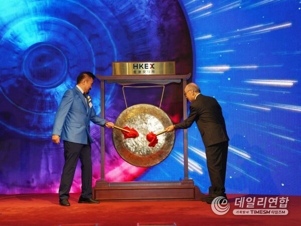 Dr. David Hon, founder and CEO of DAHON, rings the Listing Gong Dr. David Hon, founder and CEO of DAHON, rings the Listing Gong