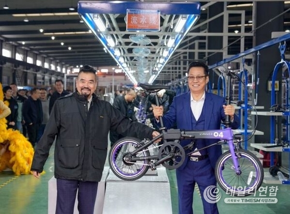 Dr. Hon and the CEO of Golden Wheel Group at the Grand Opening of Dagold Technology Dr. Hon and the CEO of Golden Wheel Group at the Grand Opening of Dagold Technology