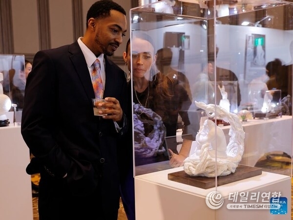 Visitors view an artwork at an exhibition showcasing China's Dehua white porcelain in Los Angeles, the United States, Nov. 21, 2025. The exhibition opened here Friday, drawing over 100 attendees from both countries and aiming to highlight traditional Chinese culture while promoting cross-cultural exchange. Titled "The Aesthetics of Harmony: Blanc de Chine, Porcelain from Dehua," the exhibition featured around 100 finely crafted ceramic artworks and photographic pieces. (Photo by Qiu Chen/Xinhua) Visitors view an artwork at an exhibition showcasing China's Dehua white porcelain in Los Angeles, the United States, Nov. 21, 2025. The exhibition opened here Friday, drawing over 100 attendees from both countries and aiming to highlight traditional Chinese culture while promoting cross-cultural exchange. Titled "The Aesthetics of Harmony: Blanc de Chine, Porcelain from Dehua," the exhibition featured around 100 finely crafted ceramic artworks and photographic pieces. (Photo by Qiu Chen/Xinhua)