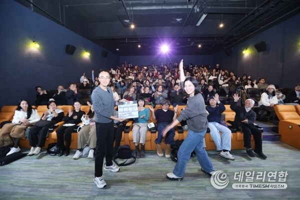 Zhou Yang, Founder and CEO of SmallRig, and Gu Xue, Founder and Director of FamilyLens International Film Festival Zhou Yang, Founder and CEO of SmallRig, and Gu Xue, Founder and Director of FamilyLens International Film Festival