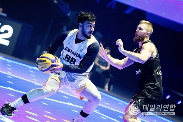 Phygital athletes competing in the phygital side of Phygital Basketball Phygital athletes competing in the phygital side of Phygital Basketball