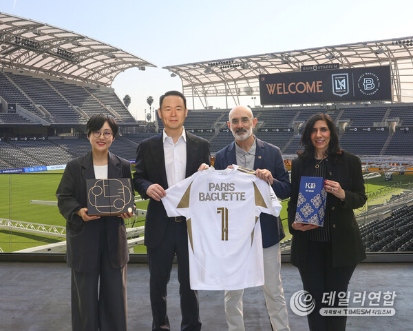 미국 캘리포니아주 로스앤젤레스FC(LAFC) 홈구장 BMO 스타디움에서 파리바게뜨가 LAFC와 공식 파트너십을 체결하고 기념 사진을 촬영하고 있다. 사진은 왼쪽부터 파리바게뜨 마케팅본부장 김연정 상무, 파리바게뜨 허진수 부회장, LAFC 래리 프리드먼 공동회장, 파리바게뜨 미주사업부 캐시 샤브네(Cathy Chavenet) CMO 미국 캘리포니아주 로스앤젤레스FC(LAFC) 홈구장 BMO 스타디움에서 파리바게뜨가 LAFC와 공식 파트너십을 체결하고 기념 사진을 촬영하고 있다. 사진은 왼쪽부터 파리바게뜨 마케팅본부장 김연정 상무, 파리바게뜨 허진수 부회장, LAFC 래리 프리드먼 공동회장, 파리바게뜨 미주사업부 캐시 샤브네(Cathy Chavenet) CMO
