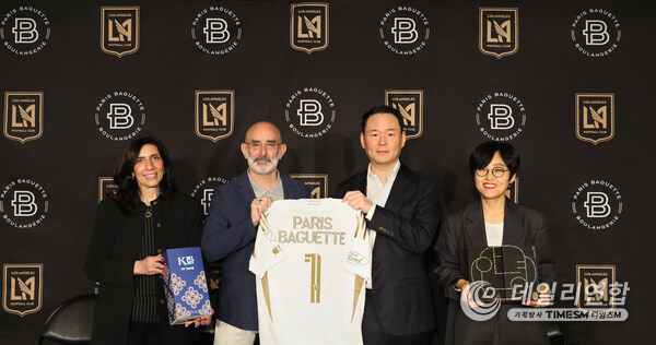 미국 캘리포니아주 로스앤젤레스FC(LAFC) 홈구장 BMO 스타디움에서 파리바게뜨가 LAFC와 공식 파트너십을 체결하고 기념 사진을 촬영하고 있다. 사진은 오른쪽부터 파리바게뜨 마케팅본부장 김연정 상무, 파리바게뜨 허진수 부회장, LAFC 래리 프리드먼 공동회장, 파리바게뜨 미주사업부 캐시 샤브네(Cathy Chavenet) CMO 미국 캘리포니아주 로스앤젤레스FC(LAFC) 홈구장 BMO 스타디움에서 파리바게뜨가 LAFC와 공식 파트너십을 체결하고 기념 사진을 촬영하고 있다. 사진은 오른쪽부터 파리바게뜨 마케팅본부장 김연정 상무, 파리바게뜨 허진수 부회장, LAFC 래리 프리드먼 공동회장, 파리바게뜨 미주사업부 캐시 샤브네(Cathy Chavenet) CMO