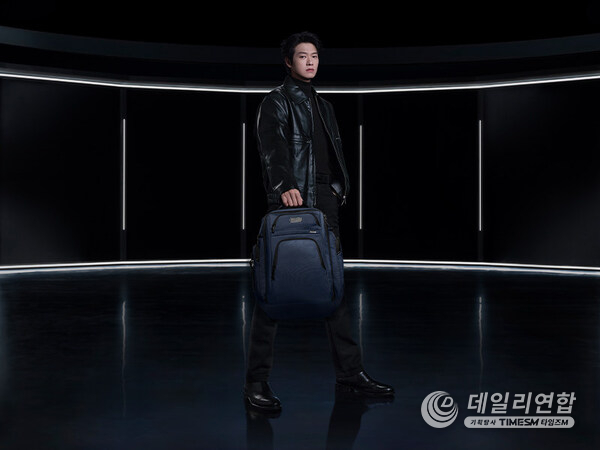 Wei Daxun pictured with the Alpha TUMI Brief Pack™ in Navy. Wei Daxun pictured with the Alpha TUMI Brief Pack™ in Navy.