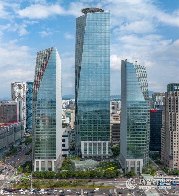 Starlight Investments has announced the opening of its Asia–Pacific headquarters in IFC Seoul. Starlight Investments has announced the opening of its Asia–Pacific headquarters in IFC Seoul.