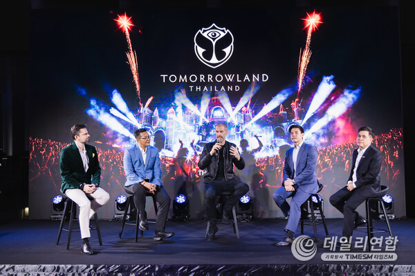 Right to Left: NAT KRUTHASOOT Deputy Governor for Tourism Products and Business, Tourism Authority of Thailand (TAT), Mr Rachata Thunyavuthi, WEAREONE.world Thailand Board Member, MR. Bruno Vanwelsenaers, CEO, WEAREONE.world, MR. ADIRAKE UNOSOT Deputy Governor of Chonburi Province, Representative of the Governor of Chonburi Province, MR. LAURENT DE GREEF, First Secretary, Embassy of the Kingdom of Belgium Right to Left: NAT KRUTHASOOT Deputy Governor for Tourism Products and Business, Tourism Authority of Thailand (TAT), Mr Rachata Thunyavuthi, WEAREONE.world Thailand Board Member, MR. Bruno Vanwelsenaers, CEO, WEAREONE.world, MR. ADIRAKE UNOSOT Deputy Governor of Chonburi Province, Representative of the Governor of Chonburi Province, MR. LAURENT DE GREEF, First Secretary, Embassy of the Kingdom of Belgium