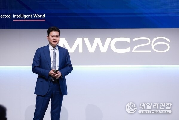 Bob Chen, President of Huawei Optical Business Product Line, is unveiling Next Generation Optical Network products and solutions Bob Chen, President of Huawei Optical Business Product Line, is unveiling Next Generation Optical Network products and solutions