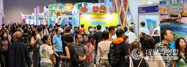 다양한 대륙에서 온 방문객들로 가득 찬 5개 홀과 약 1km 길이의 국제 여행지별 특별 전시관으로 구성된 ITE 2024의 앞줄 광경