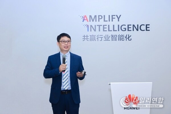 Shawn Zhao, President of the Campus Network Domain, Huawei's Data Communication Product Line, delivering a speech