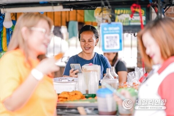 ENABLING FILIPINOS TO THRIVE EVERY DAY. GCash empowers micro, small and medium businesses like wet market vendors by providing them with digital financial tools that enable them to earn more, grow their business, and leverage opportunities to make money work for them.