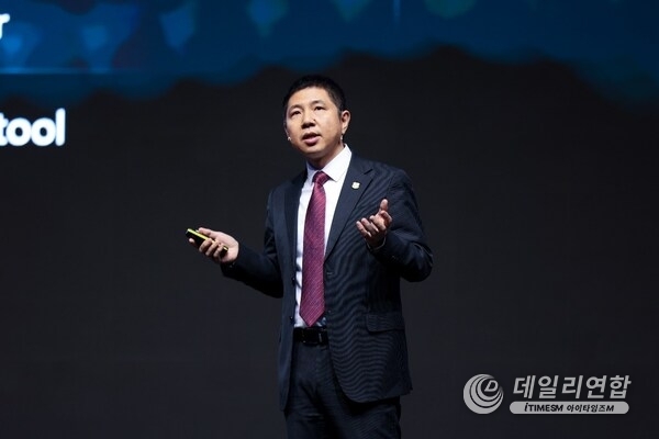 Leon Wang, President of Huawei's Data Communication Product Line, delivering a speech at UBBF 2024