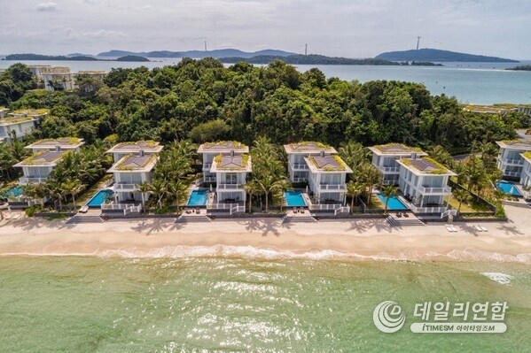 Beachfront villa offers easy access to the ocean