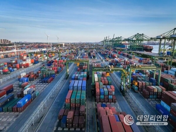 Port of Tianjin tire crane automation transformation project