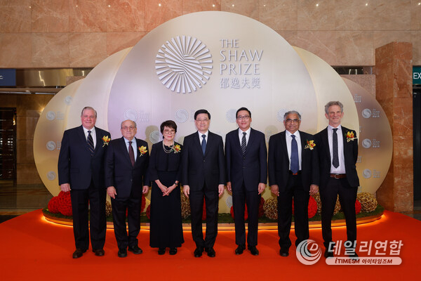 (From left to right) Professor Scott D Emr, Professor Stuart Orkin, Dr Swee Lay Thein, the Hon John KC Lee (Chief Executive of the HKSAR), Dr Raymond Chan (Chair of The Shaw Prize Foundation), Professor Shrinivas R Kulkarni and Professor Peter Sarnak, at the 2024 Shaw Prize Award Presentation Ceremony.