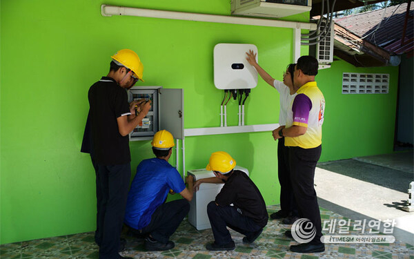 Huawei engineers instruct interns how to install the Huawei solar equipment at Banna District Learning Encouragement Center