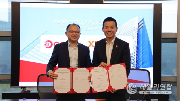 Bill Deng, Founder and CEO of XTransfer (Left) and Ang Eng Siong, CEO of OCBC China (Right) at the MoU signing ceremony.