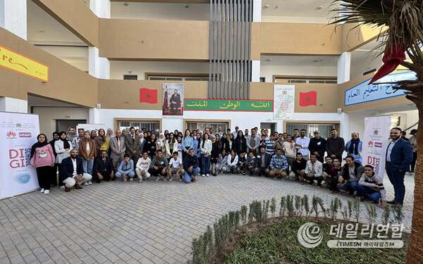 DigiSchool students and teachers