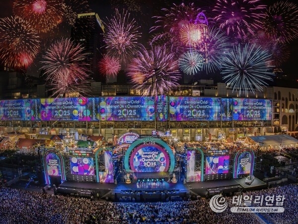태국, 센트럴월드에서 화려한 불꽃놀이로 2025년 새해맞이