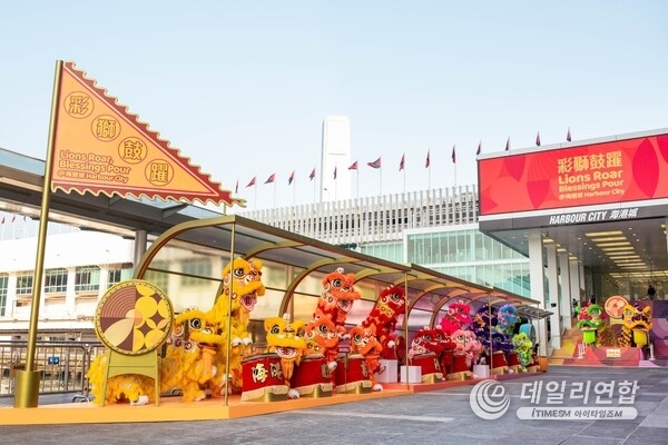“Vibrant Lion Corridor” in Harbour City showcases 18 vibrantly colored lions and 13 traditional Chinese drums, symbolizing “a lifetime of prosperity”. While the “Steps of Joyful Fortune” feature two towering lions in yellow and green to fill the mall with an energetic atmosphere.