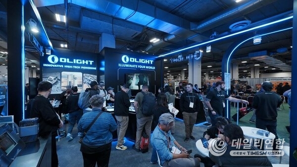A lot of exhibitors gathered at the Olight booth at SHOT Show