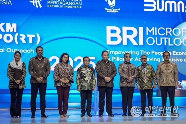 Prominent government officials, including Finance Minister Sri Mulyani Indrawati and Coordinating Minister for Economic Affairs Airlangga Hartarto, join other esteemed leaders at the official launch of BRI UMKM EXPO(RT) 2025 and Microfinance Outlook
