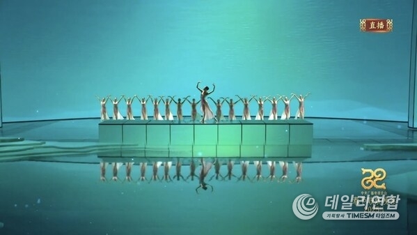 In the modern ballet Yi Ren, Unilumin used UE special effects to fully capture its romantic and poetic essence.
