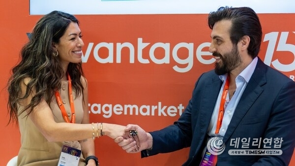 Influencer Safa Al Juboori visited the Vantage booth to interact with the team