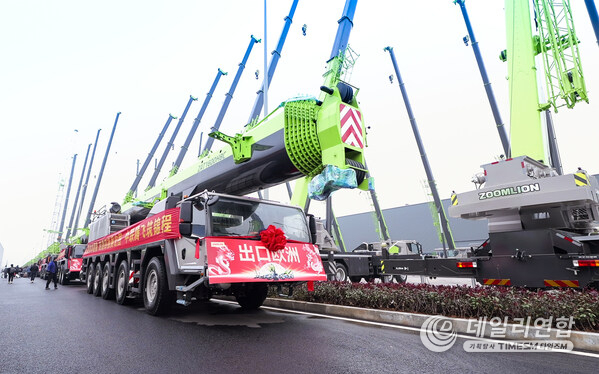 Over 850 Zoomlion cranes depart from Zoomlion's Smart Industrial City in Changsha, China, for global destinations on February 7