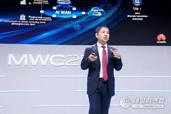 Leon Wang, President of Huawei's Data Communication Product Line, unveiling the AI WAN Solution