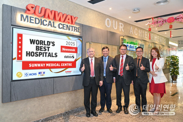 (from left) Dato Lau Beng Long, President, Sunway Healthcare Group (SHG); Dr Khoo Chow Huat, Managing Director, Hospital & Healthcare Operations, SHG; Dr Seow Vei Ken, Chief Executive Officer, Sunway Medical Centre, Sunway City (SMC); Dr Low Kwai Siong, Medical Director, SMC; and Tan Mei Shin, Senior Director, Business Development and Corporate Communications, SMC