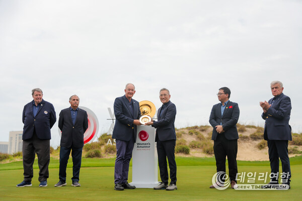 Niall Farquharson, Chairman of The R&A, presents a souvenir gift to Alan Teo, CEO of Hoiana Shores Resort & Golf.  From left to right: 1. Philip Hassall – Vice Chairman & Treasurer, Asia-Pacific Golf Confederation; 2. Taimur Hassan Amin – Chairman, Asia-Pacific Golf Confederation; 3. Niall Farquharson – Chairman, The R&A; 4. Alan Teo – CEO, Hoiana Shores Resort & Golf; 5. Vu Nguyen – Vice Chairman & General Secretary, Vietnam Golf Association; 6. Ian Pattinson – Captain, The Royal & Ancient Golf Club of St Andrews