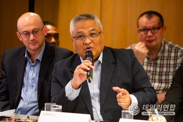Carl Cruz, Globe’s Deputy CEO,  at the MWC in Barcelona, leading a delegation of senior leaders in discussions on AI, cybersecurity and telco innovation.