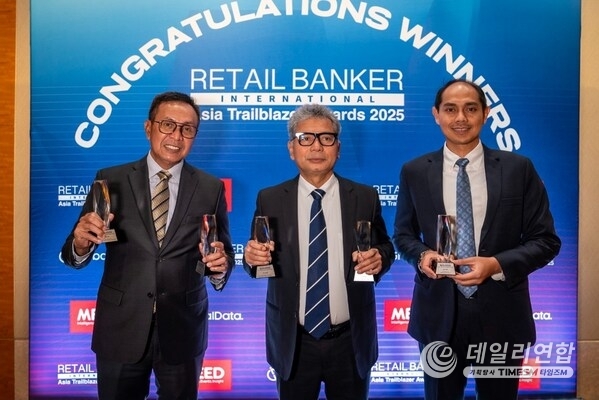 BRI’s President Director Sunarso, Director of Commercial, Small, and Medium Business Amam Sukriyanto, and Corporate Secretary Agustya Hendy Bernadi proudly receive five prestigious awards at the Retail Banker International (RBI) Asia Trailblazer Awards 2025