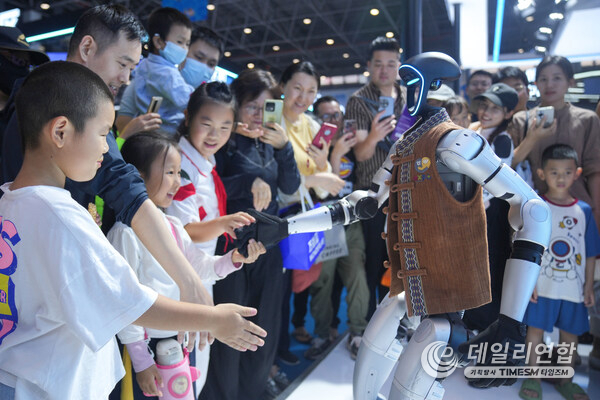 On Apr. 17, Hangzhou’s Unitree Robotics G1 Robot extended an ‘AI hand’ to the audience in the AI exhibition area in Hall 1 of the Expo.