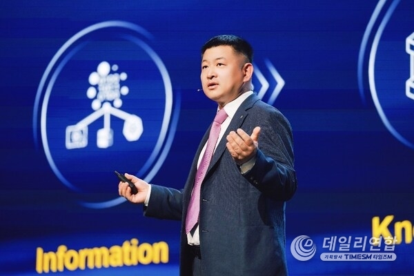 Peter Zhou, Vice President of Huawei and President of Huawei Data Storage Product Line, delivering his keynote speech