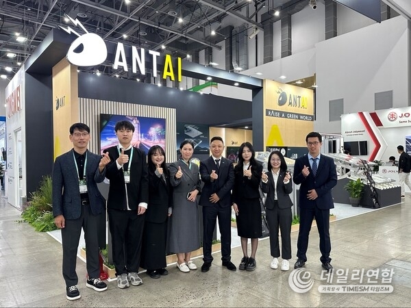 Group photo of Antaisolar at the Green Energy Expo